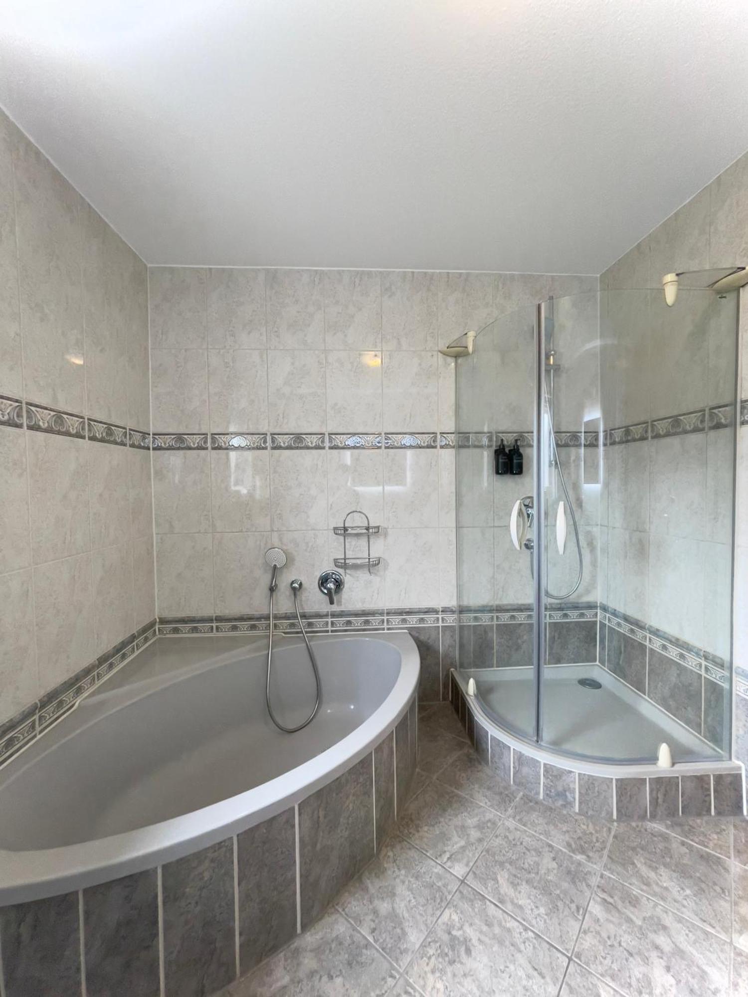 110Qm - 4 Zimmer - Privat Parkplatz - Zentral - Balkon - Mallibase Apartments Kassel Ngoại thất bức ảnh